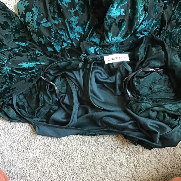 Calvin Klein. 3/4 sleeves. Black & green velvet floral. V-neck. High-low hem. - Picture 5 of 9